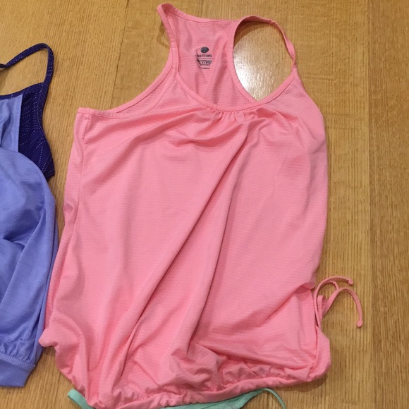 💪🏻Old Navy Active bundle of 4 tops💪🏻 - Picture 2 of 8